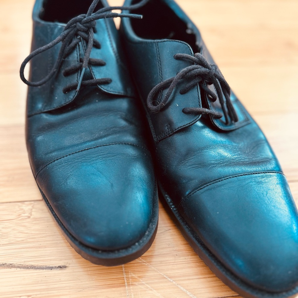 Rockport Black Oxfords with Elegant Rounded Toe and Smooth Leather Finish